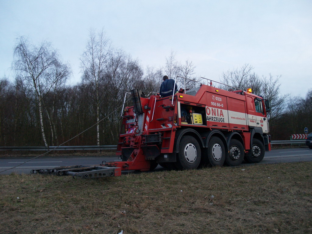 LKW verliert Container Koeln Niehler Ei P130.JPG